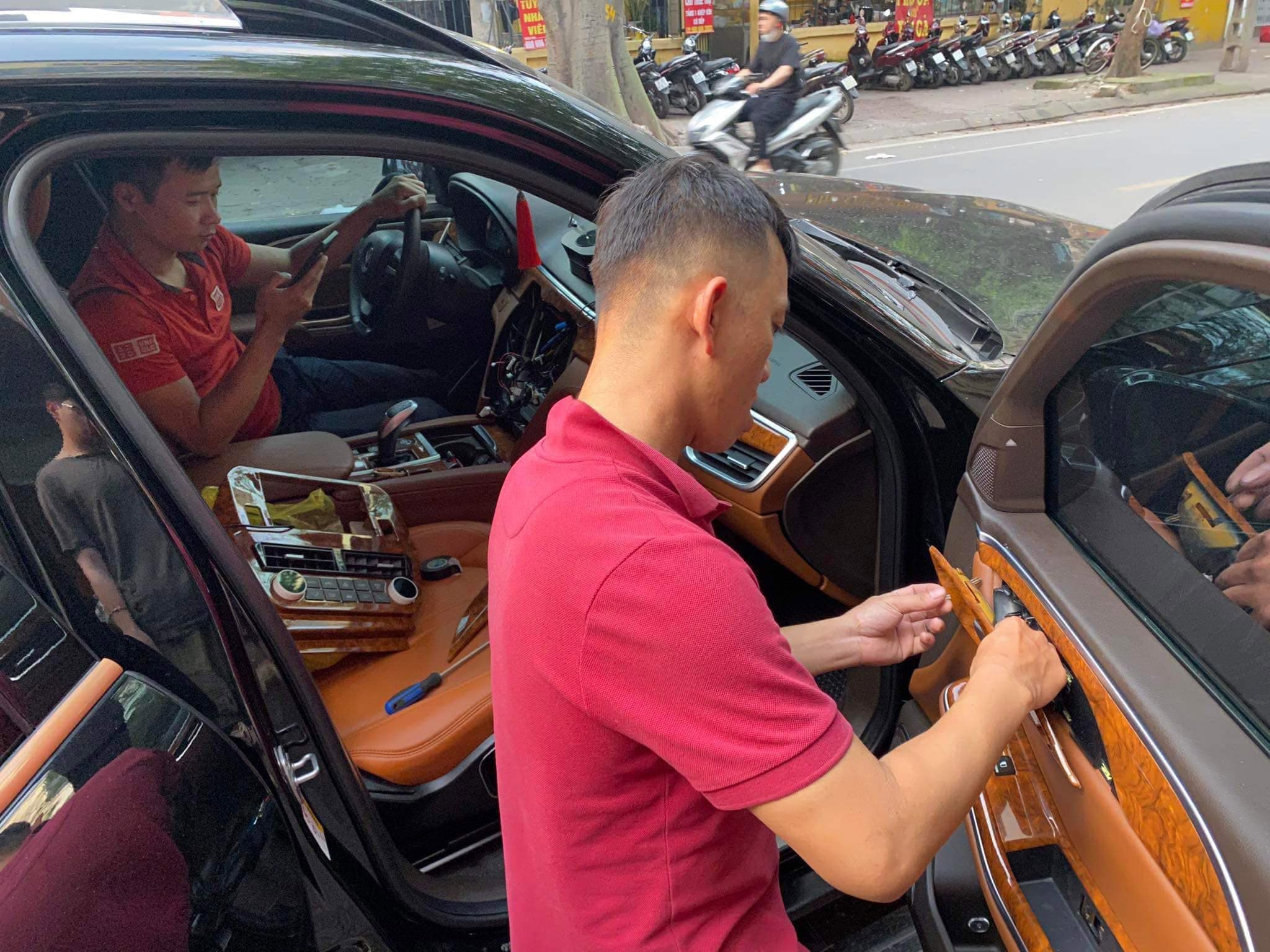 Thợ của xưởng tháo lắp nội thất tại chỗ cho khách ở Hà Nội